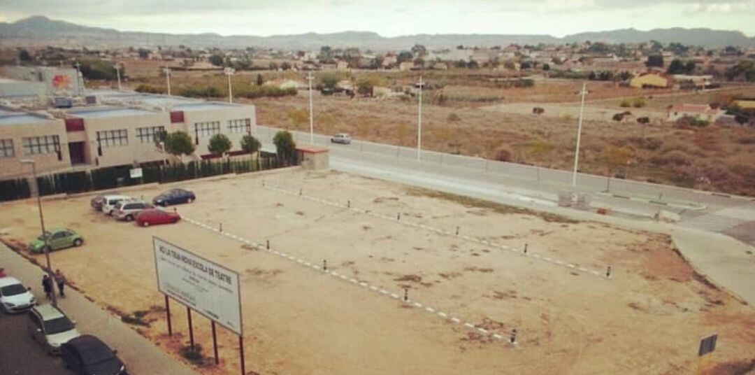 Espacio donde se pretendía construir este teatro, ahora habilitado para el aparcamiento