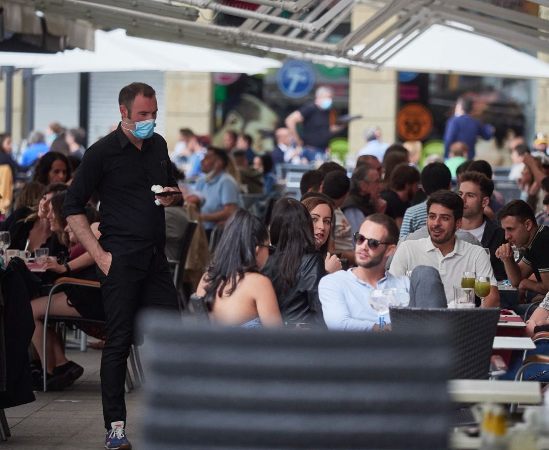 Personas en una terraza de la Plaza del Castillo en las jornadas previas a la entrada en la fase 3 de la desescalada en Pamplona