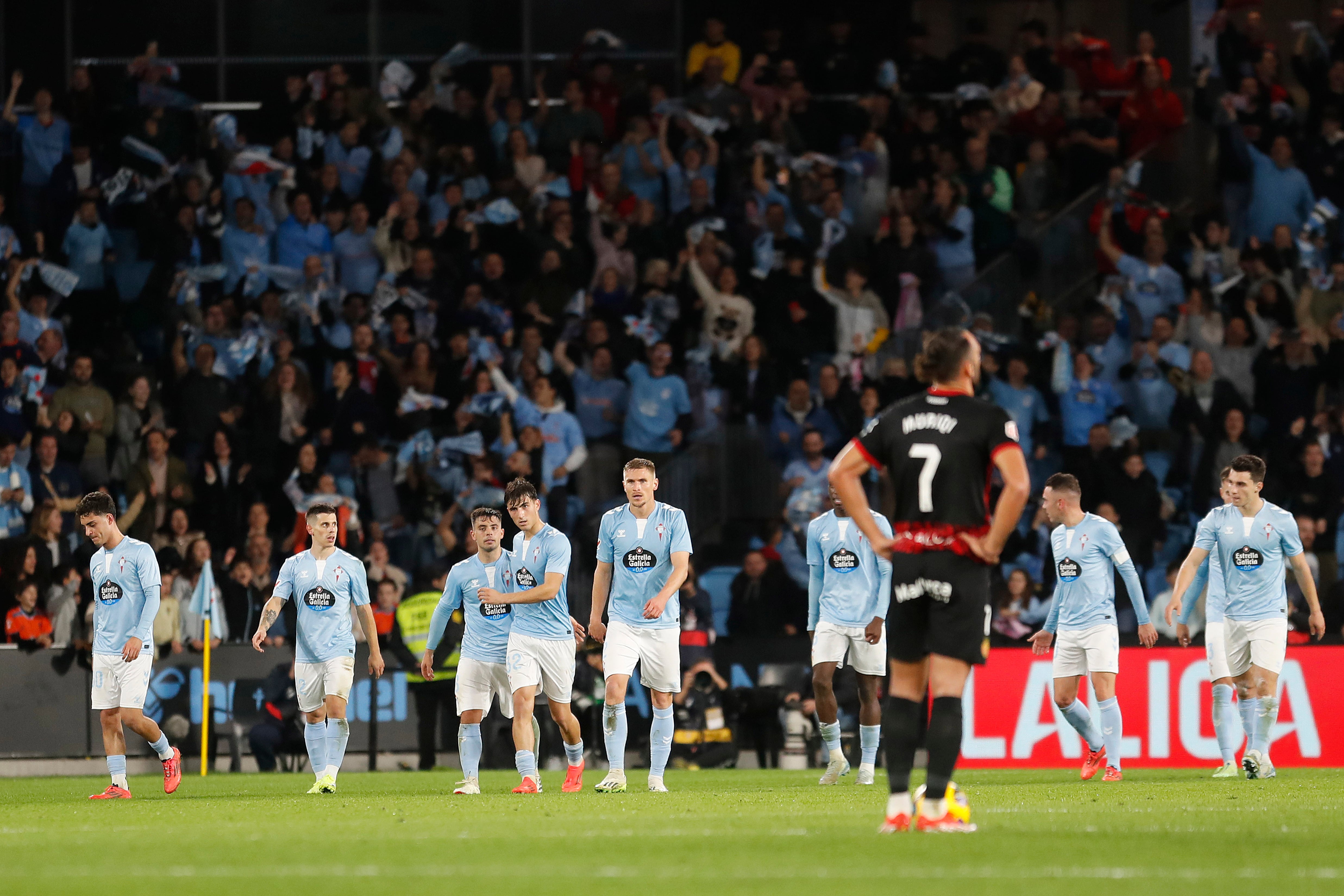 VIGO (PONTEVEDRA), 06/12/2024.- El delantero del Celta de Vigo Iago Aspas (3d) celebra su gol en el partido de la jornada 16 de LaLiga que Celta de Vigo y RCD Mallorca juegan este viernes en el estadio de Balaídos, en Vigo. EFE/ Salvador Sas
