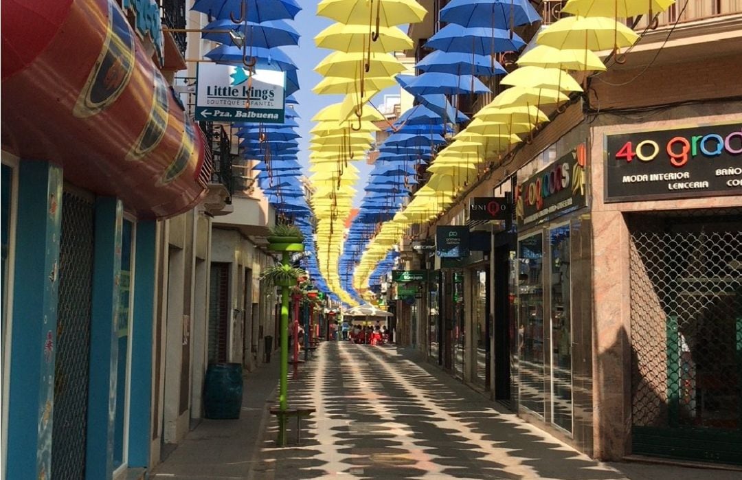 Los colores de los diferentes paraguas han simbolizado distintos colectivos de Valdepeñas (Ciudad Real) 