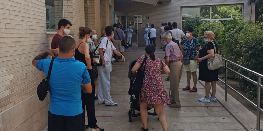 Imagen de ciudadanos en el centro de salud Palleter