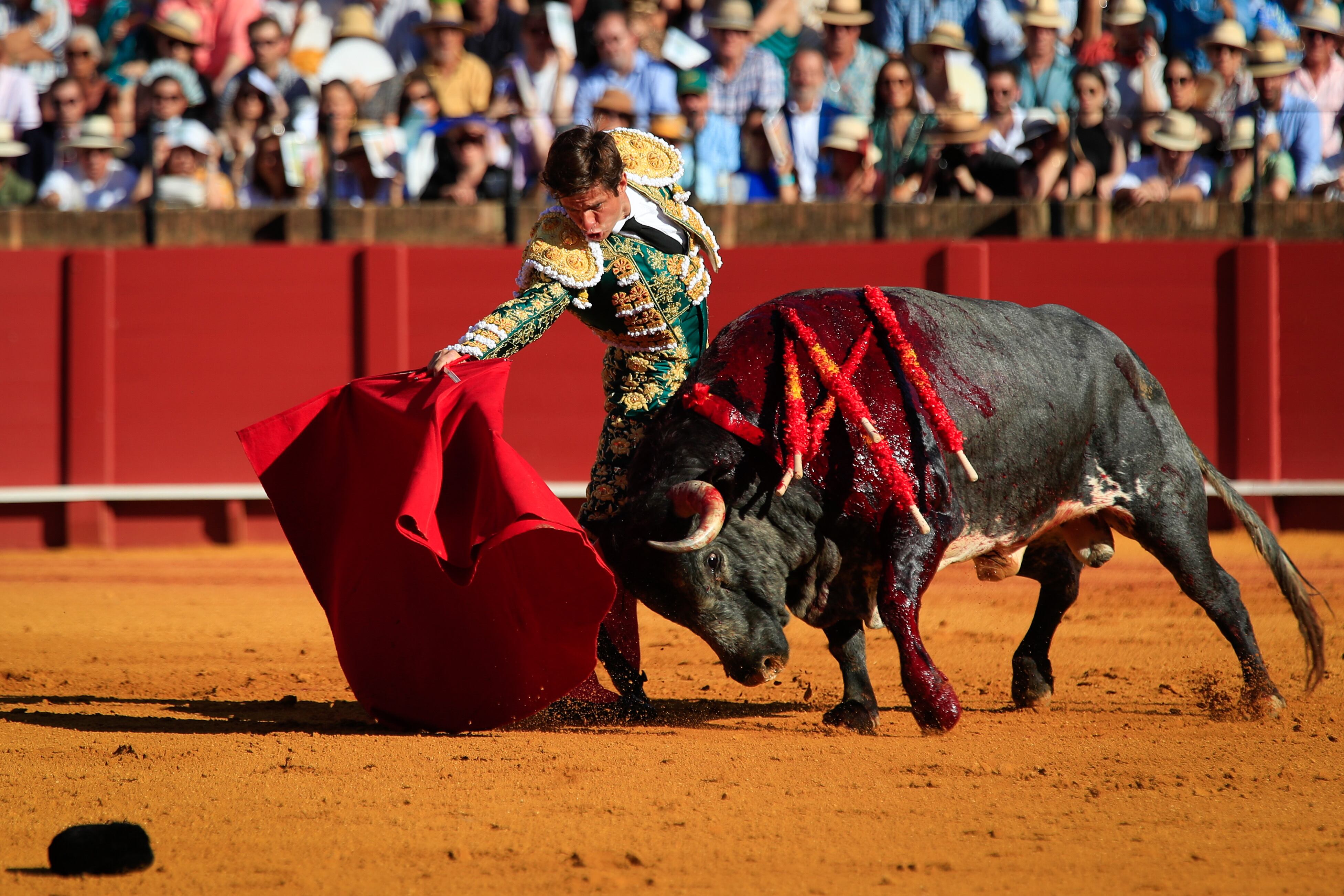 SEVILLA, 30/04/2023.- El diestro Julián López &#039;El Juli&#039; ?durantela faena a su primer toro, de la ganadería de La Quinta, en la decimocuarta corrida de abono de la Feria de Abril esta tarde en la Real Maestranza de Sevilla. EFE/ Julio Muñoz
