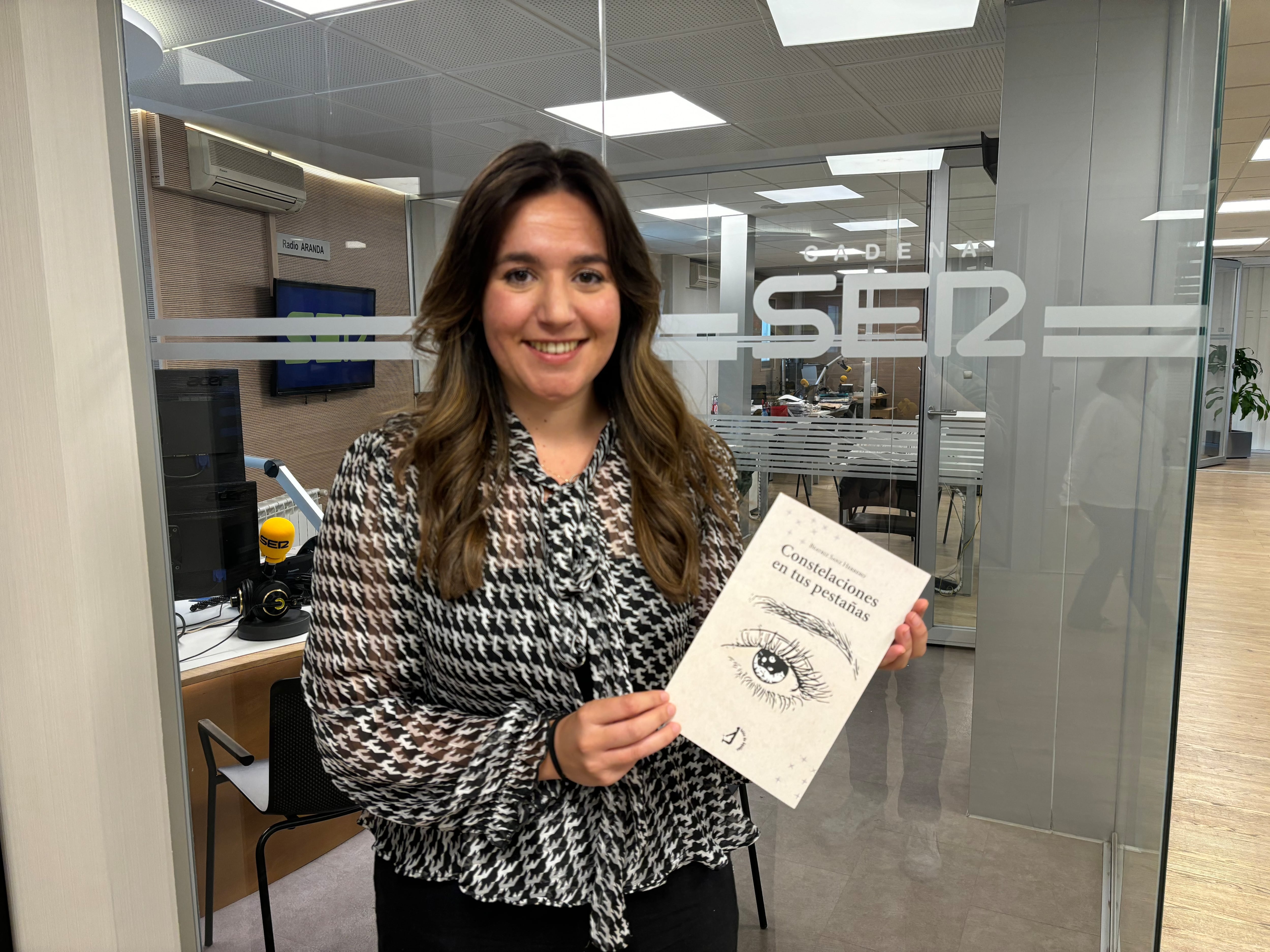 Beatriz Sanz posa con su libro