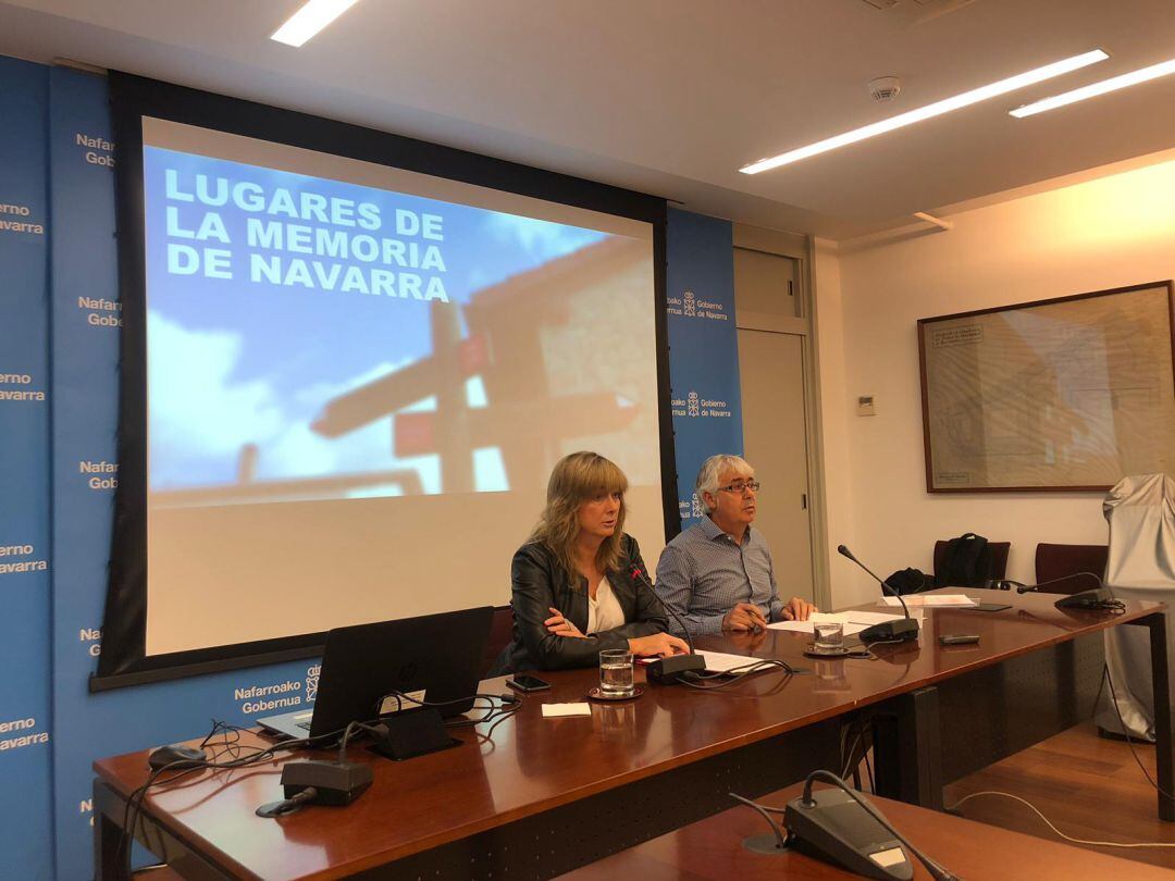 Ana Ollo, consejera de Relaciones Ciudadanas e Institucionales y Josemi Gastón, director del Instituto Navarro de la Memoria