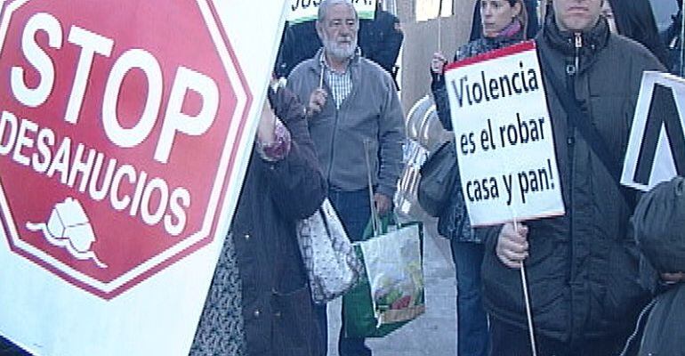 La Plataforma de Afectados por la Hipoteca protestando en pleno desahucio en la zona norte