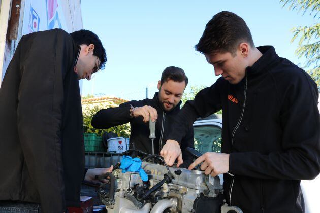 Estudiantes del Sabinar Raid UMH preparando el motor de un vehículo