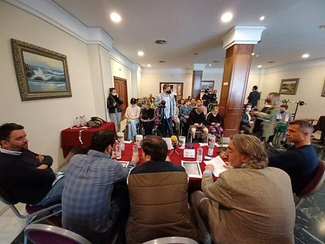 Responsables de "El Bus" y colaboradores, dan la bienvenida a refugiados ucranianos en Linares.