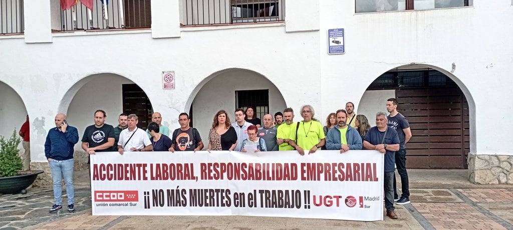 Concentración en Torrejón de la Calzada tras el accidente laboral mortal ocurrido en el municipio