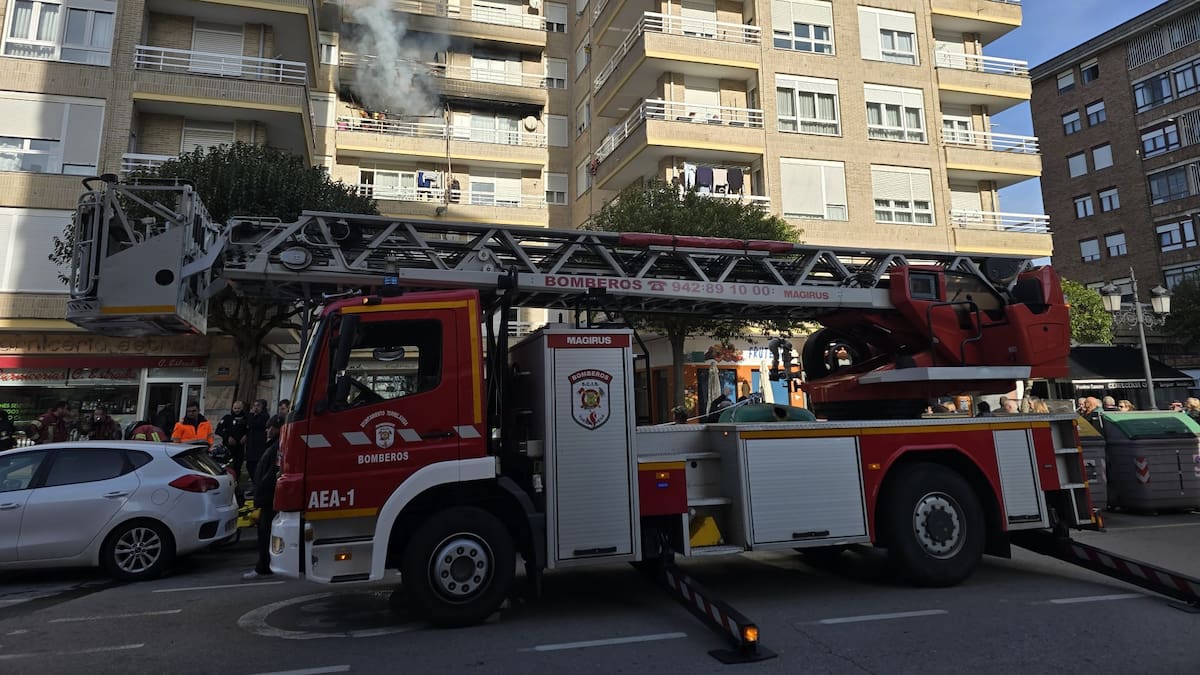 Dos heridos graves y cuatro leves tras colapsar el forjado de una vivienda en Torrelavega