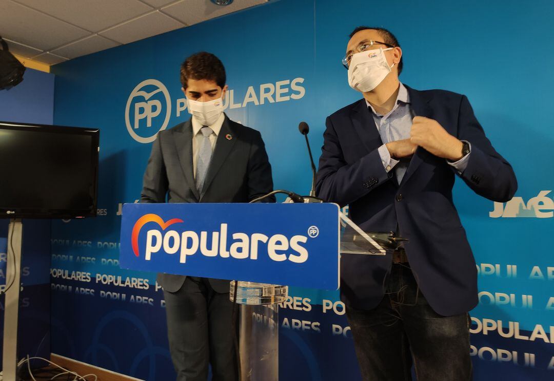 El edil popular Manuel Palomares (a la izquierda) ha comparecido en rueda de prensa junto al portavoz en el Ayuntamiento de Jaén por parte del PP, Manuel Bonilla