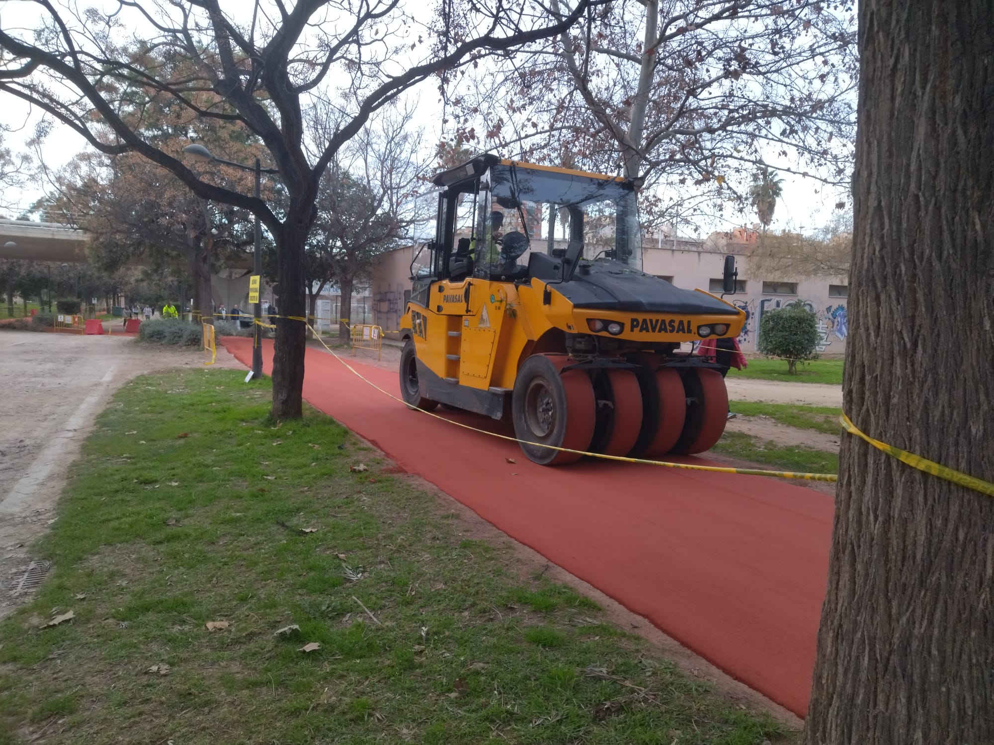 Trabajos sobre el pavimento del circuito de corredores del jardín del Turia