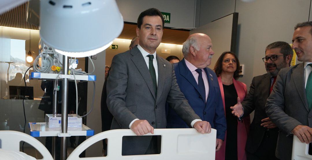 El presidente de la Junta, Juanma Moreno,durante la visita al Hospital de Alta Resolución Sierra de Cazorla.