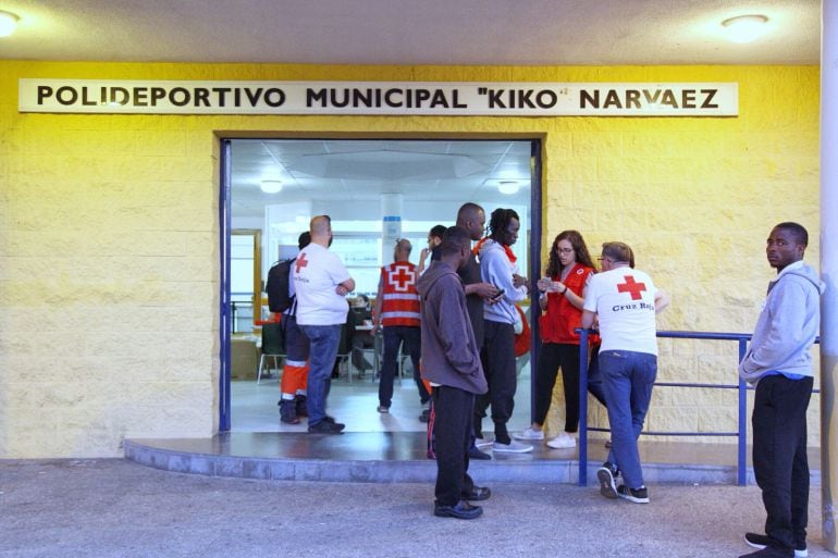 Voluntarios de Cruz Roja atienden a los inmigrantes a su llegada al polideportivo municipal