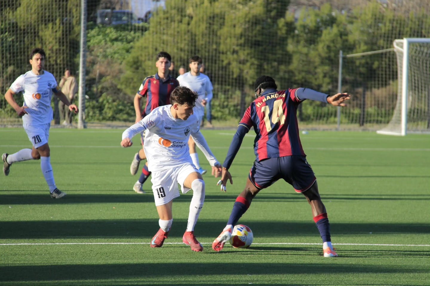 El Ontinyent 1931, durante un tramo del partido ante el Atlético Levante en la Ciutat Esportiva de Buñol