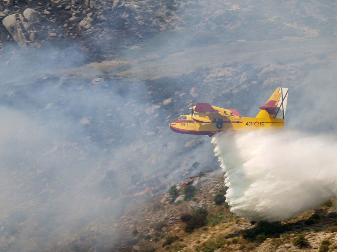 Un hidroavión Canadair descarga agua en el puerto del Pico, durante las labores de extinción del incendio de 2009