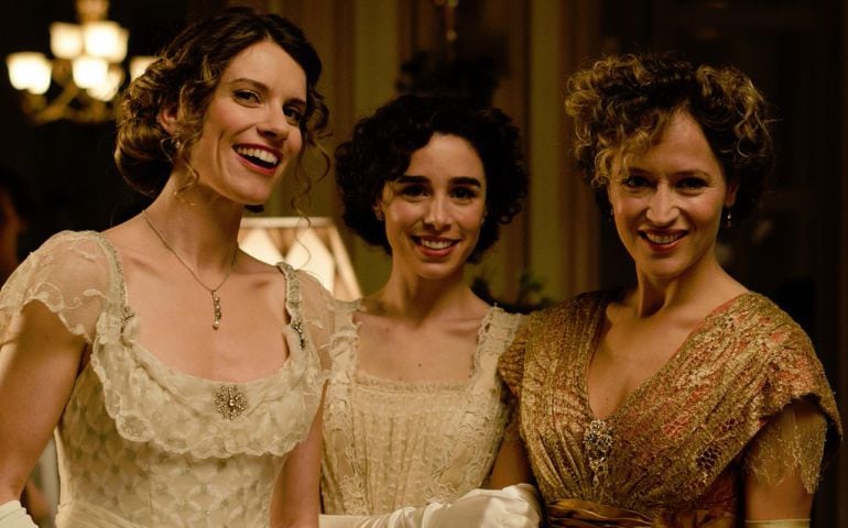 Tres de las actrices protagonistas de la serie diaria &#039;Seis hermanas&#039;