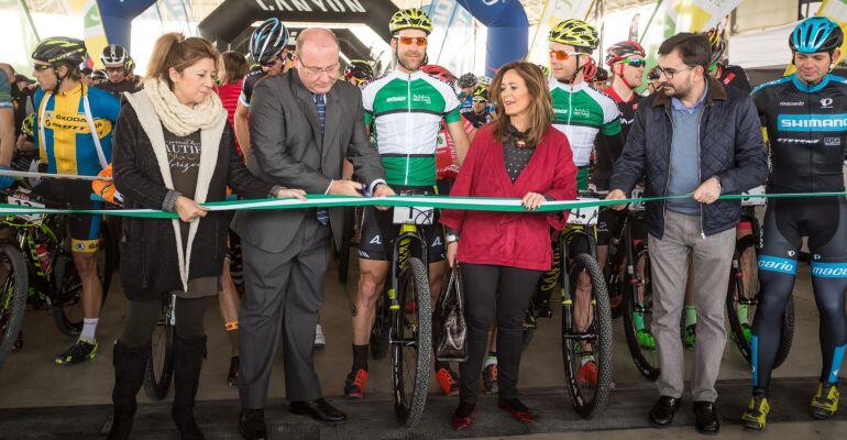 El alcalde de Jaén, Javier Márquez, corta la cinta inaugural de la Andalucía Bike Race en su última salida de Jaén.