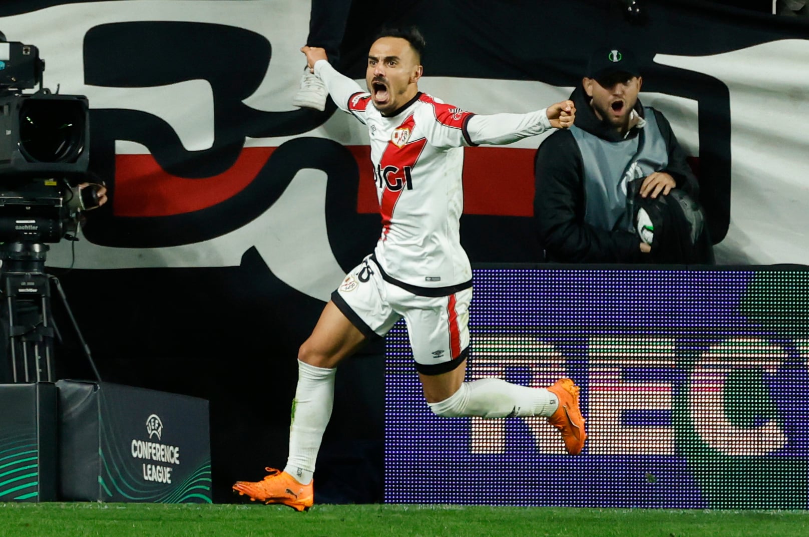 Álvaro García celebrando su gol frente al Lech Poznan