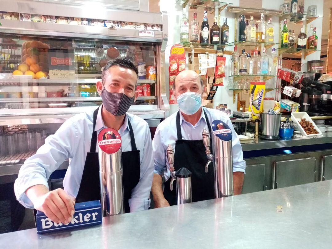 Paco y Javi Martins, padre e hijo, regentan el bar Huerta San Gregorio en el número 111 de la calle Arroyo