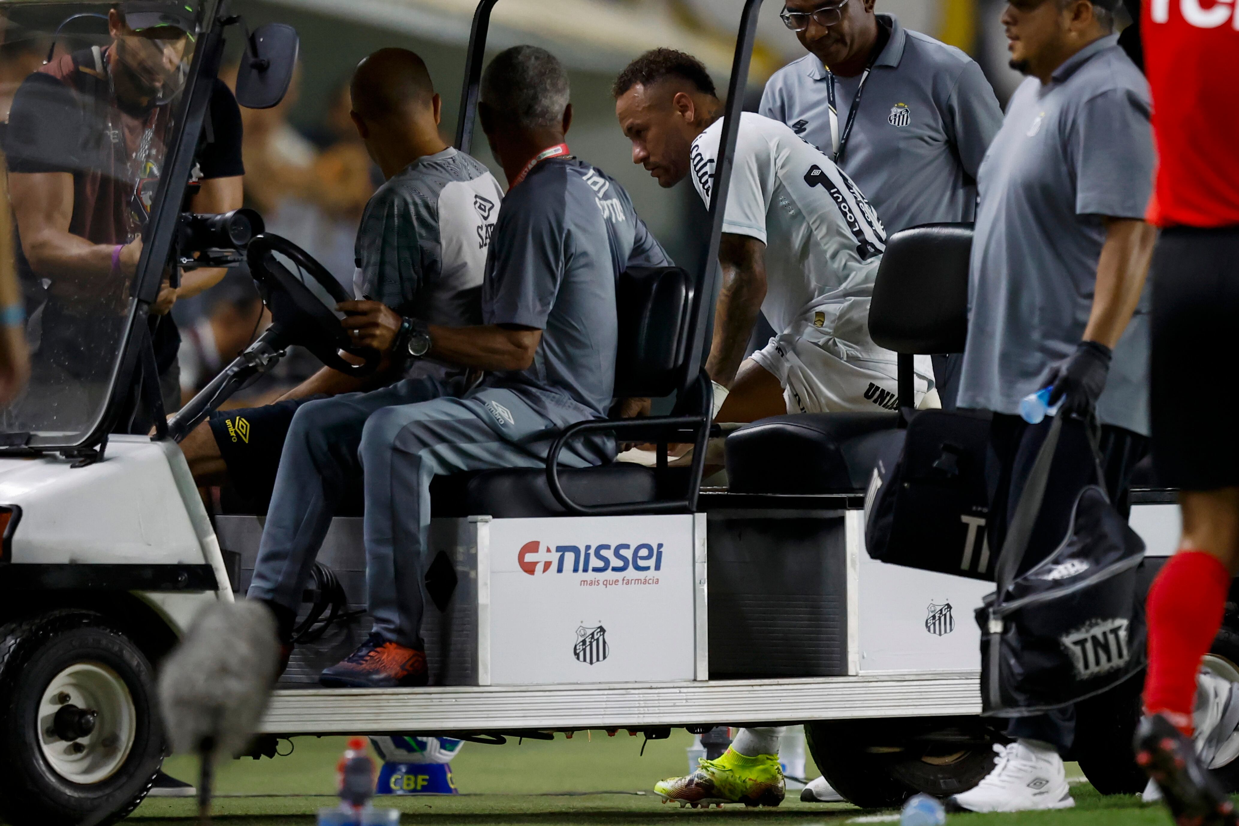 Neymar abandonando en camilla el encuentro entre el Santos y el Atlético Mineiro