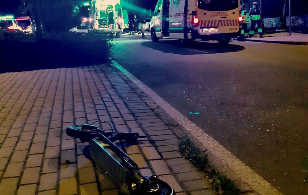 Imagen del patinete en el que un joven de 16 años ha muerto esta noche al ser arrollado por un vehículo cuando cruzaba por un paso de peatones en la localidad madrileña de Valdemoro