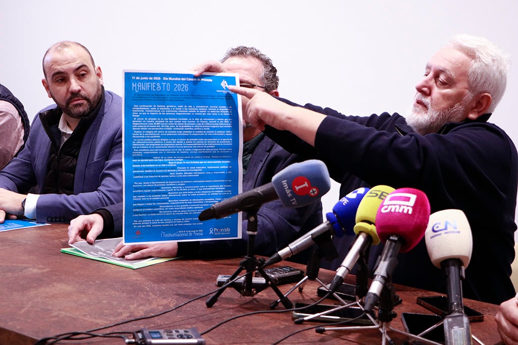 Julio Criado mostrando el manifiesto de PROSVIDA