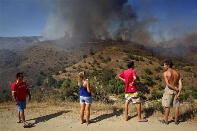 Vecinos observan el incendio en los Montes de Málaga