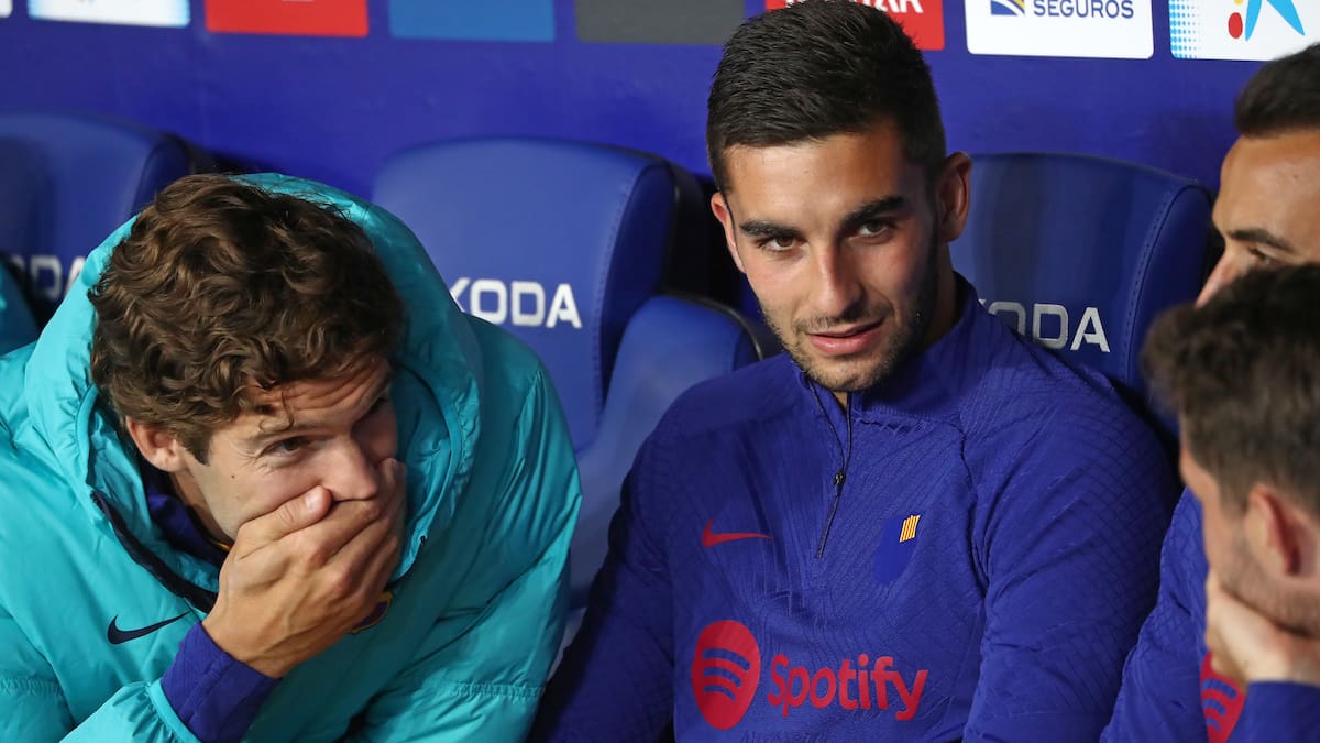 "Óscar, vaya año...": las burlas de Jordi Alba y Ferran Torres en el banquillo durante el Espanyol-Barça