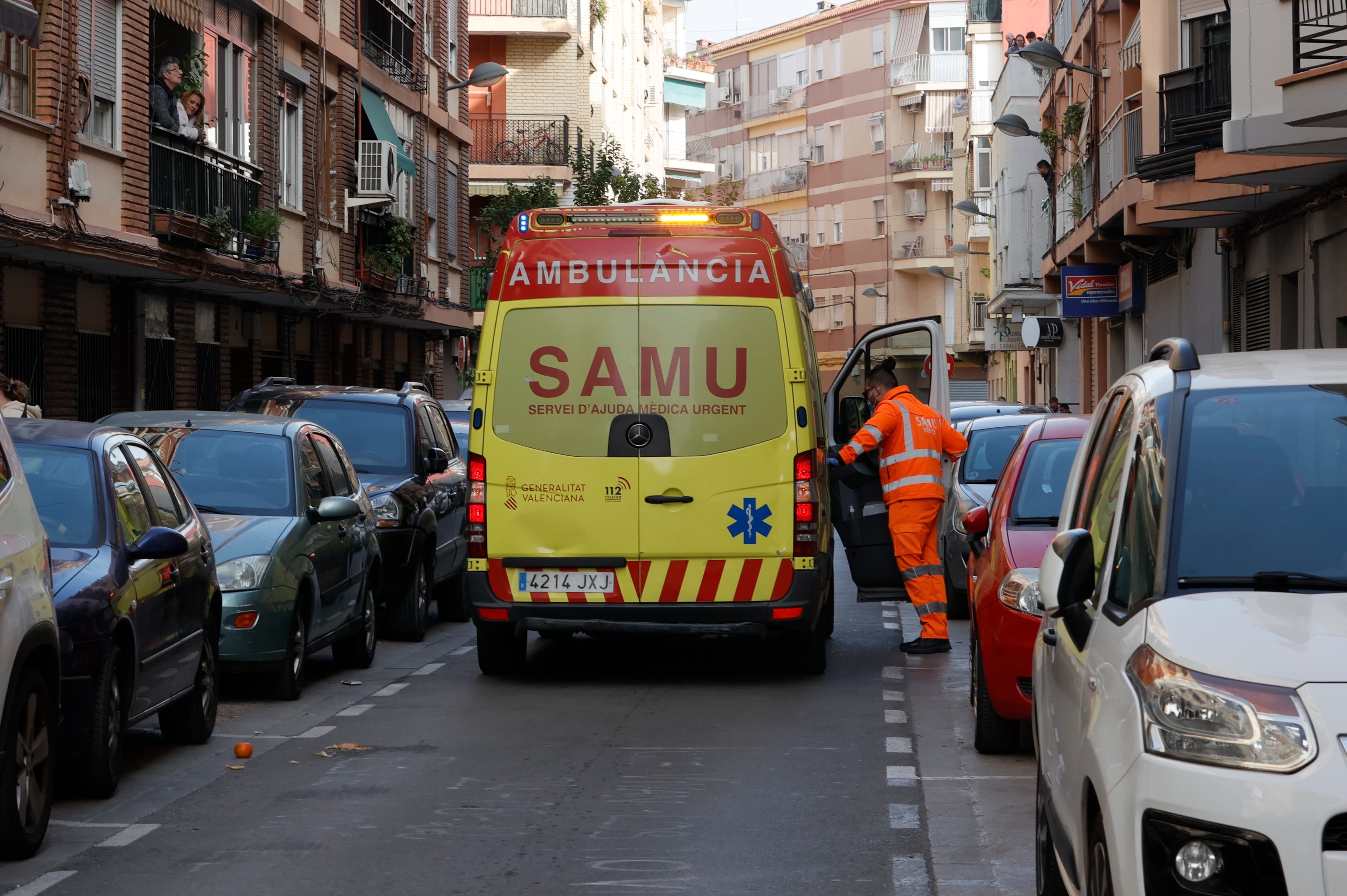 Una ambulancia ante el inmueble de Alaquàs en una imagen de archivo.