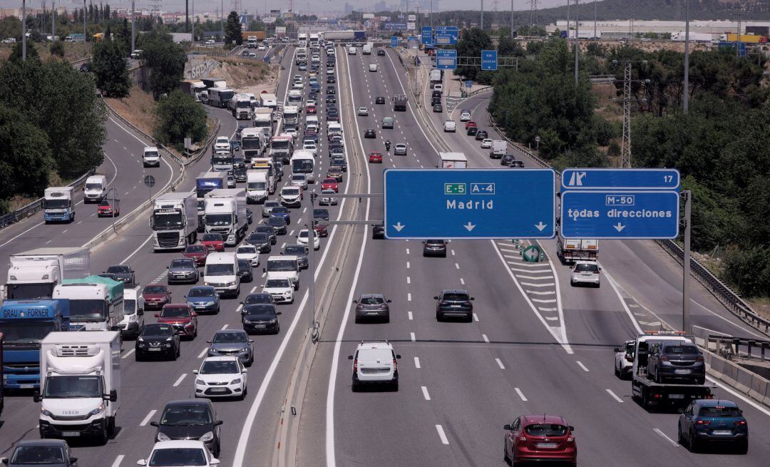 Tráfico de coches en la autovía del Sur o A-4 a la altura de la localidad del municipio de Getafe.