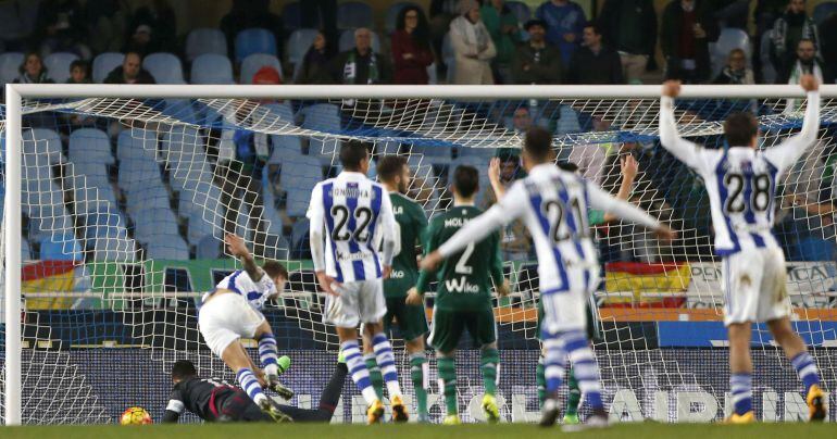 Íñigo Martínez celebra el gol 