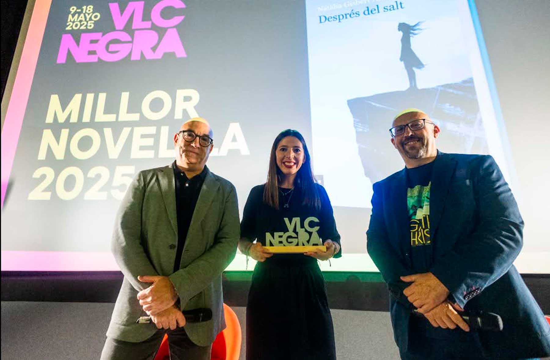 Natàlia Gisbert amb el guardó en el centre de la imatge, acompanyada pels organitzadors