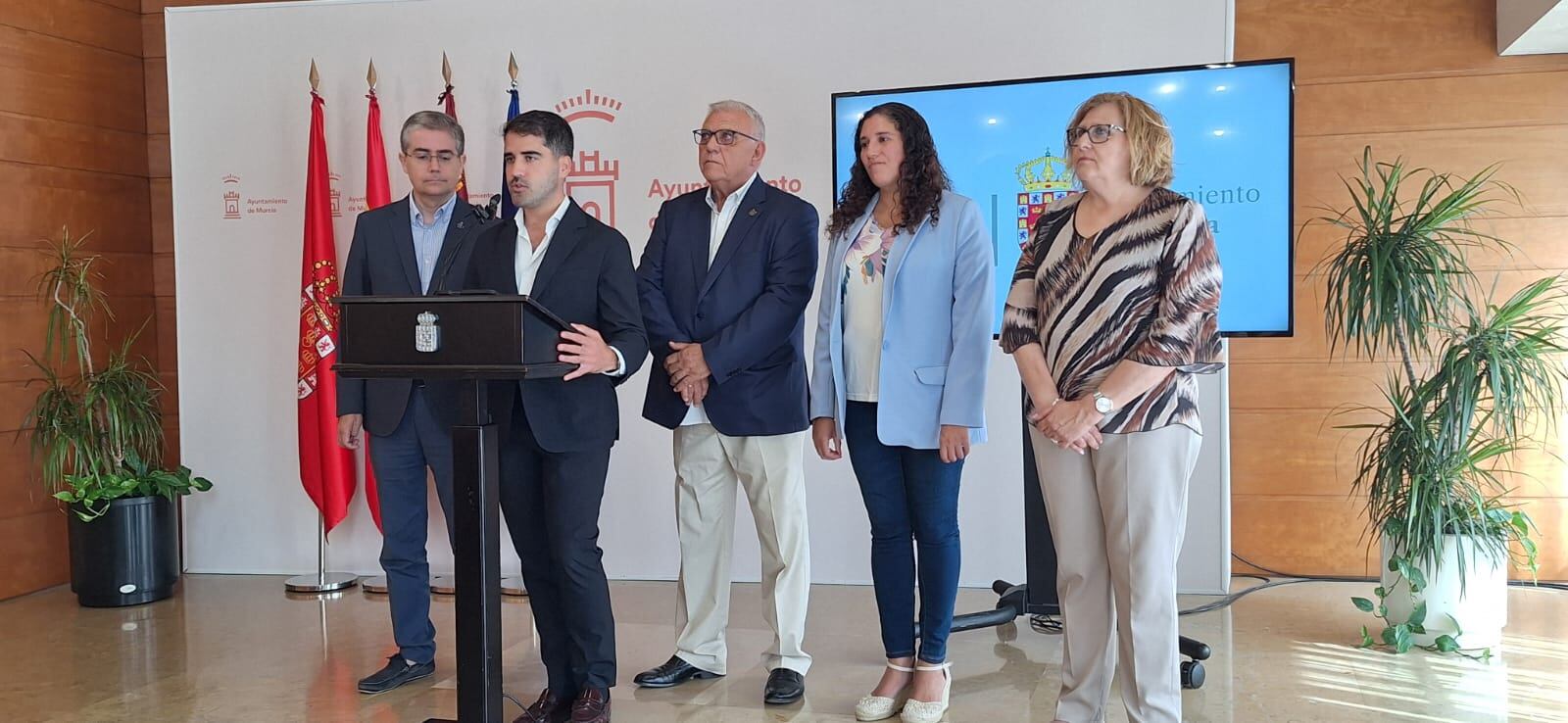 El concejal de Cultura e Identidad, Diego Avilés, el concejal de Turismo, Comercio y Consumo, Jesús Pacheco, y la concejal de Talento Joven y Espacios Públicos, Sofía López-Briones, participan en la presentación del Programa de Fiestas de Moros y Cristianos de Murcia 2025