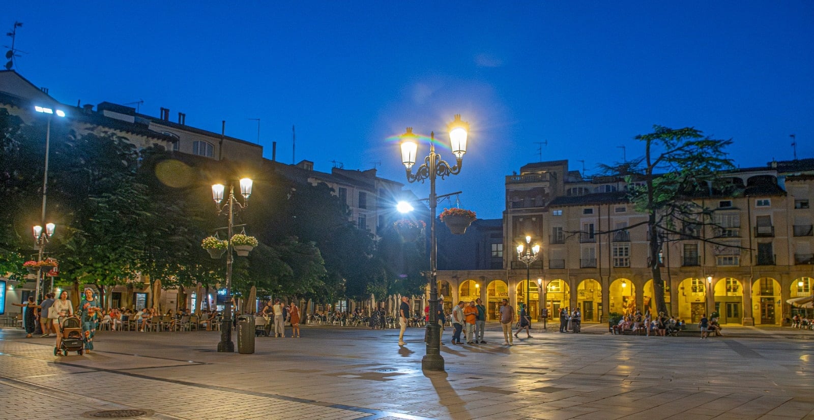 Nuevo alumbrado en la Plaza del Mercado frente a la concatedral de La Redonda