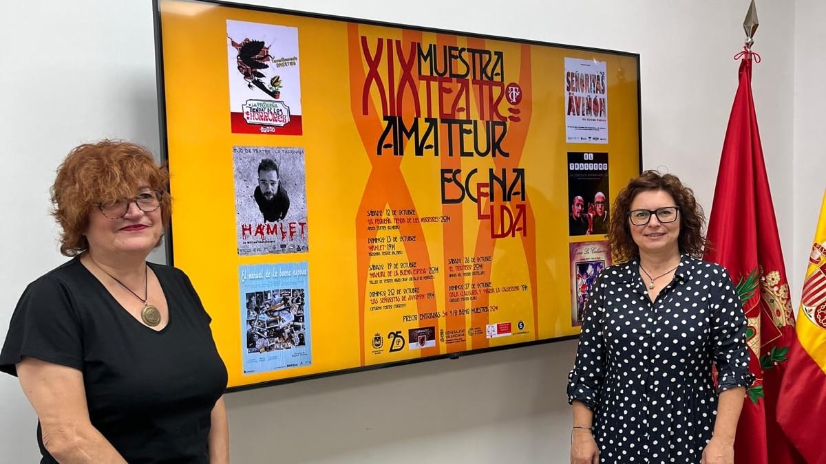 Sacra Leal, directora del grupo Carasses, junto a Rosa Vidal, concejala de Teatro de Elda