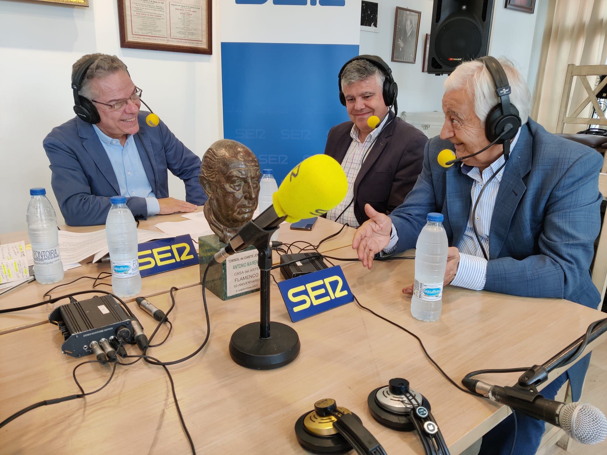 Salomón Hachuel y Calixto Sánchez conversando junto al alcalde Juanma López