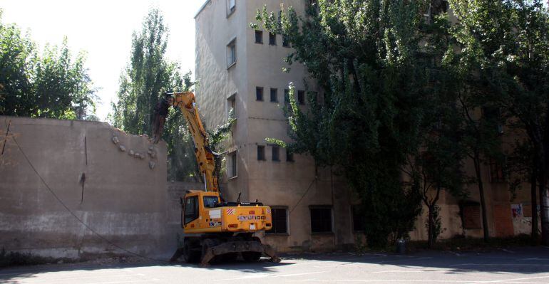 Pla general d'una excavadora durant l'inici dels treballs d'enderroc de l'edifici de Magisteri de Lleida.