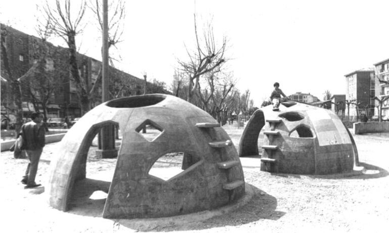 Niños jugando en los antiguos jardines de La Rubia