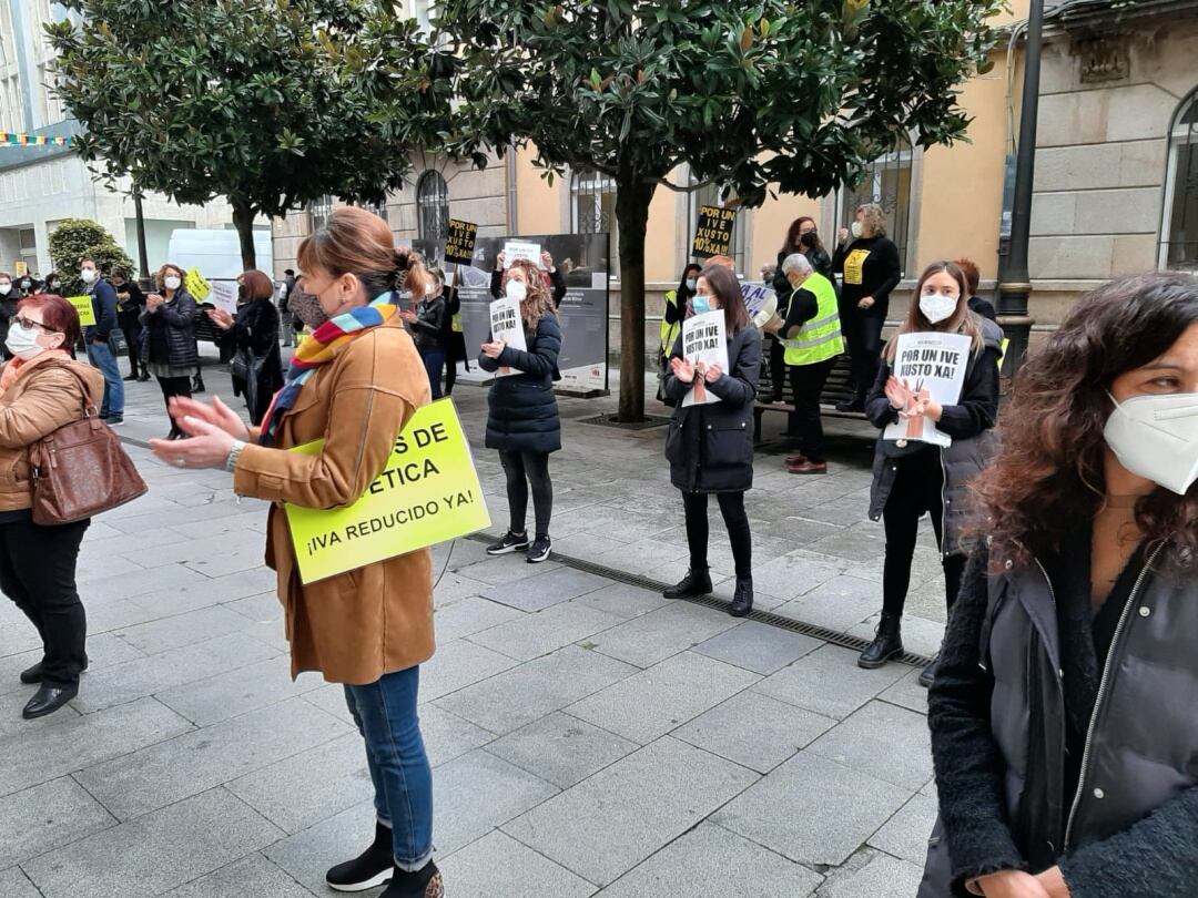 Peluqueros y esteticistas lucenses ante la delegación de Hacienda en Lugo.