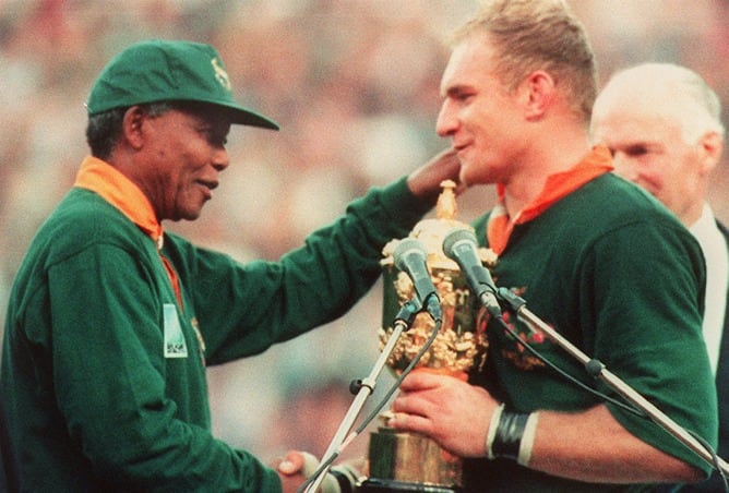 Nelson Mandela entrega al capitán de Sudáfrica, Francois Pienaar, el título de campeón del mundo de rugby en el año 1995