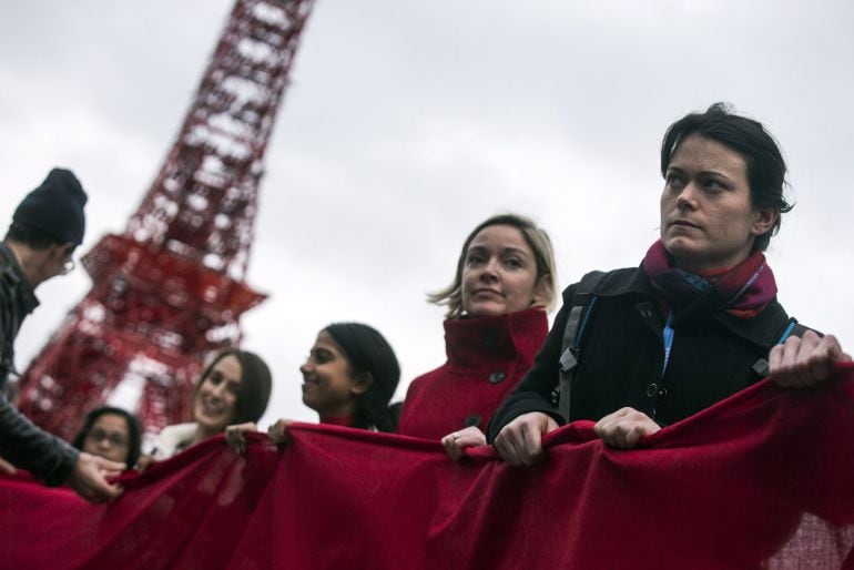 Decenas de personas se manifiestan para reclamar medidas de acción contra el cambio climático, en el marco de la celebración de la Conferencia sobre el Cambio Climático COP21 celebrada en París