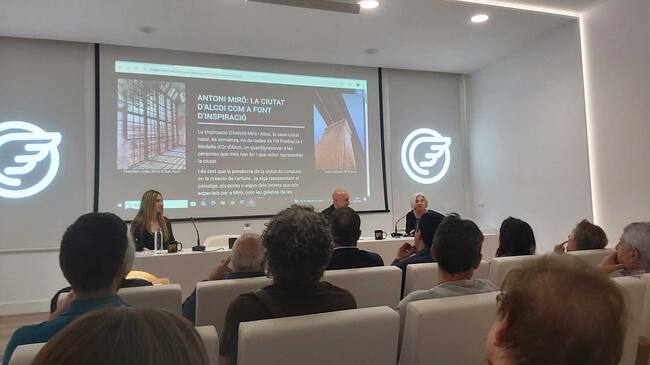 Sofia Bofill i Silvestre Vilaplana han anat explicant detalls d'aquesta didàctica tan minuciosa realitzada per tots dos de l'obra d'Antoni Miró