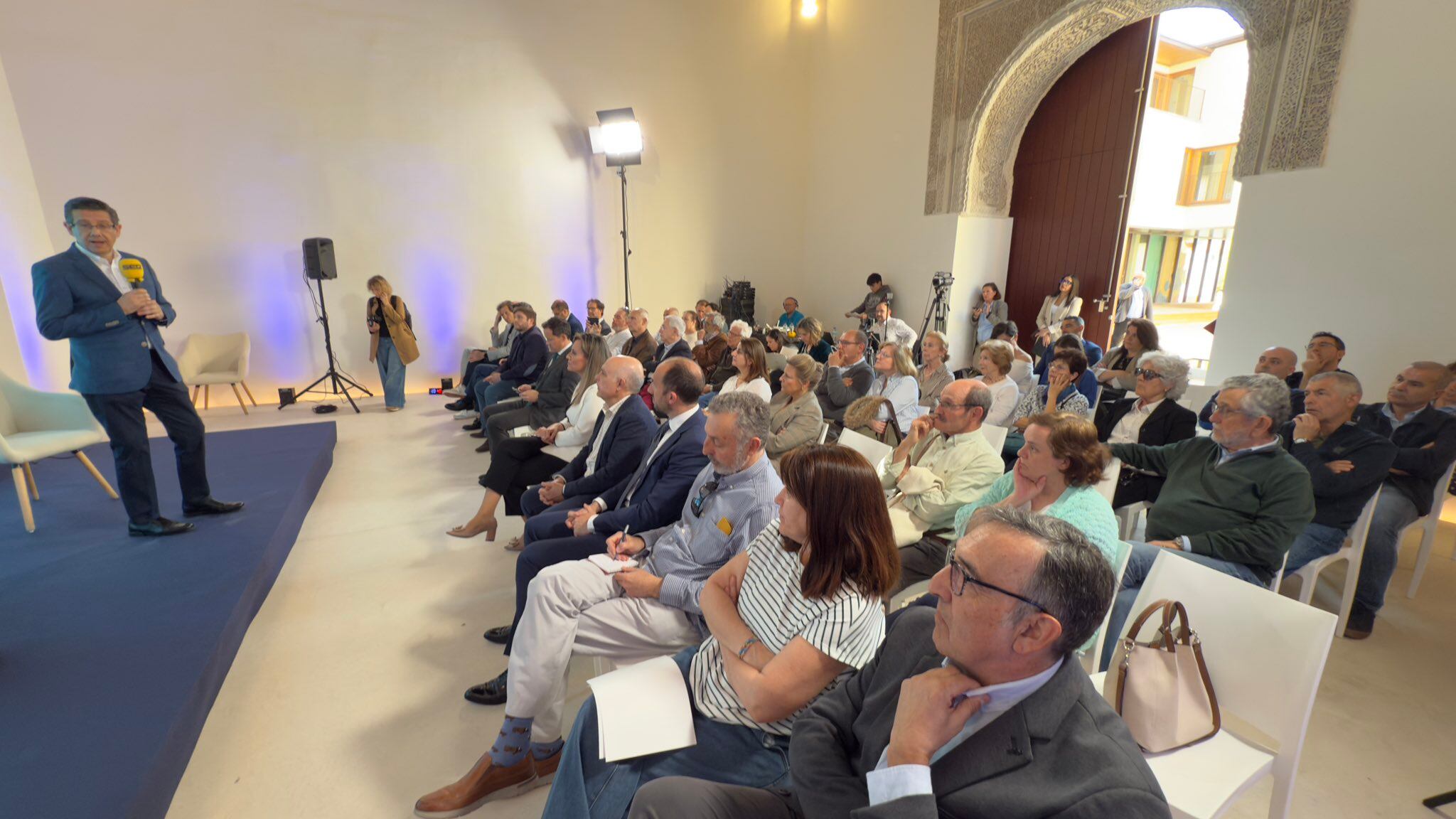 La II edición de los Laboratorios de Conversación se han iniciado en el Salón Rico de Toledo para debatir sobre infraestructuras