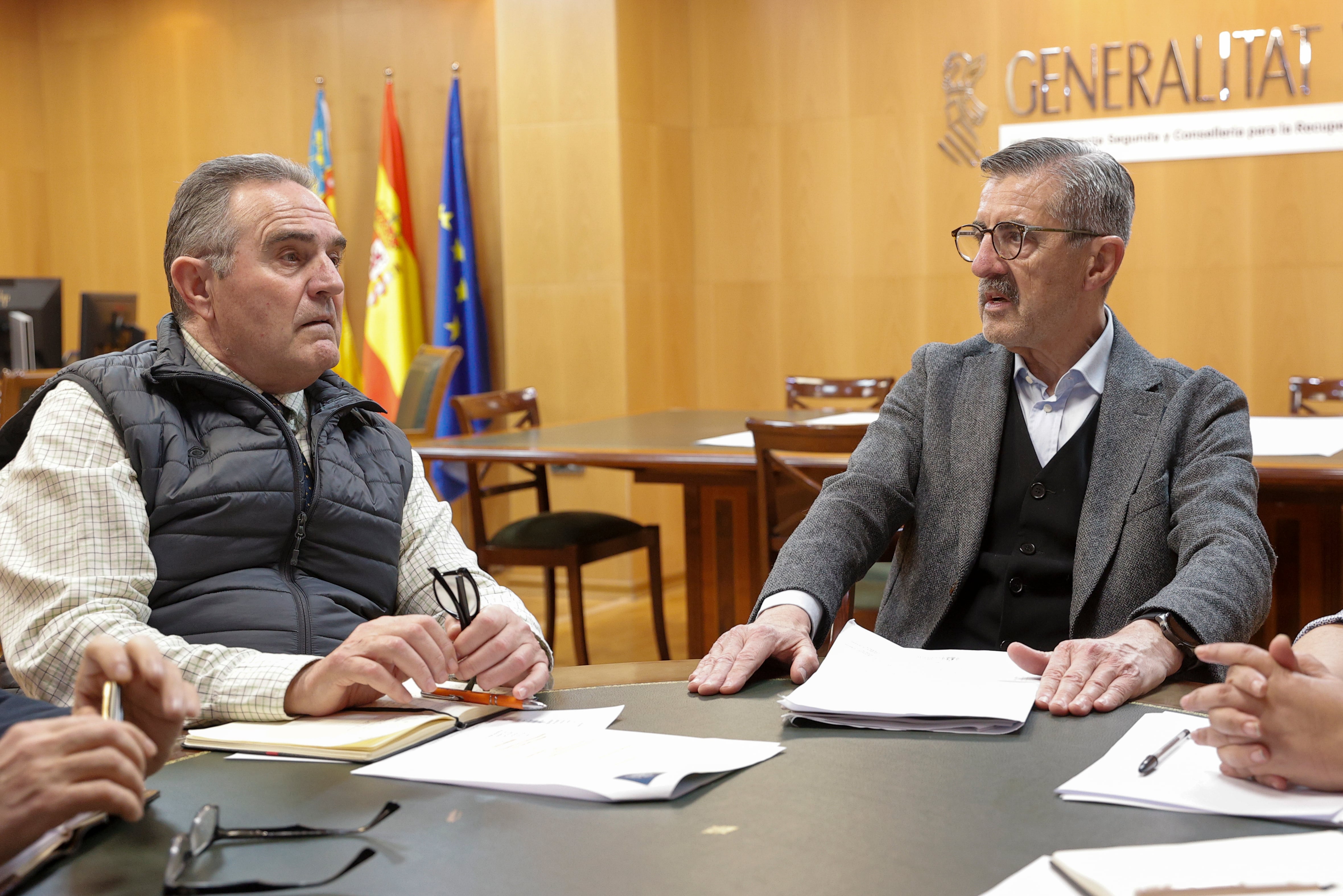 GRAFCVA5337. VALENCIA, 10/02/2025.- El vicepresidente del ejecutivo valenciano y conseller para la Recuperación Económica y Social, Francisco José Gan Pampols, durante la reunión de este lunes con el Comisionado especial del Gobierno para la reconstrucción y reparación de los daños provocados por la dana, José María Ángel (d). EFE/Manuel Bruque
