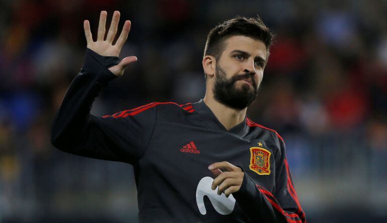 Gerard Piqué, durante un el calentamiento de un partido con la Selección