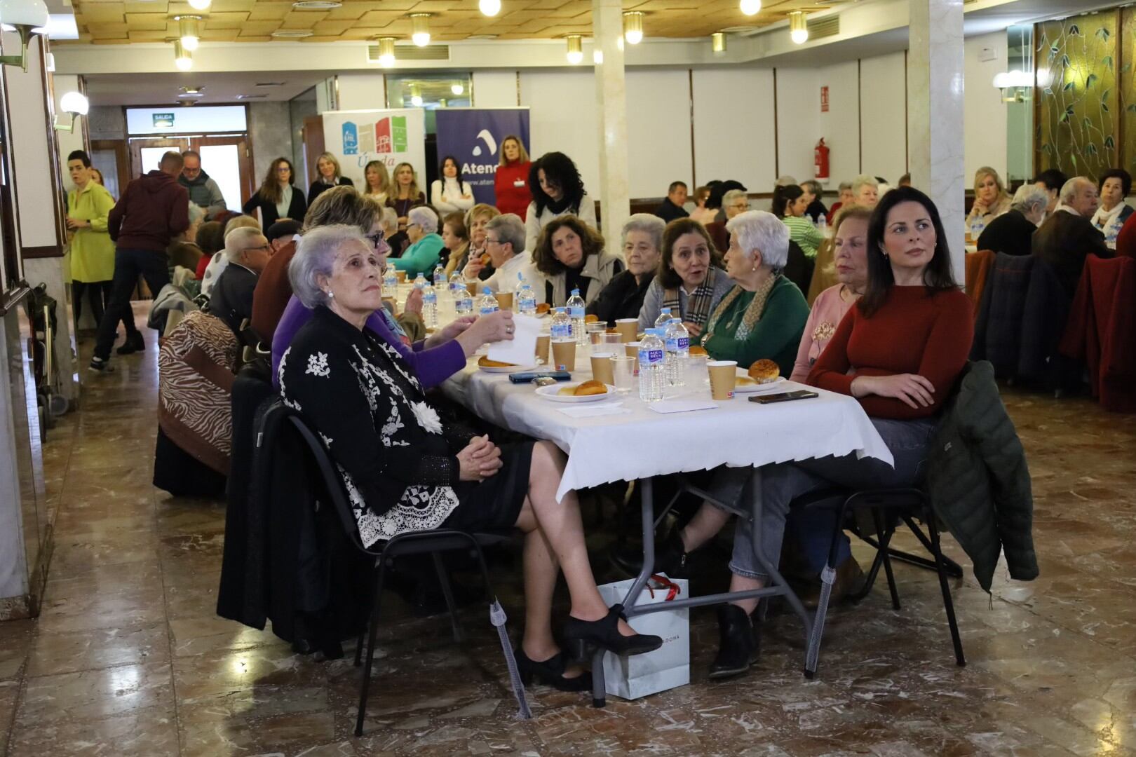 Merienda de los usuarios de ayuda a domicilio en Úbeda realizada por CLECE