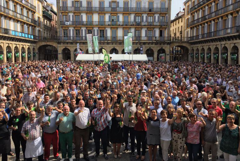 Imagen de las decenas de asistentes que han participado en la 31 edición del Sagardo Eguna de San Sebastián.