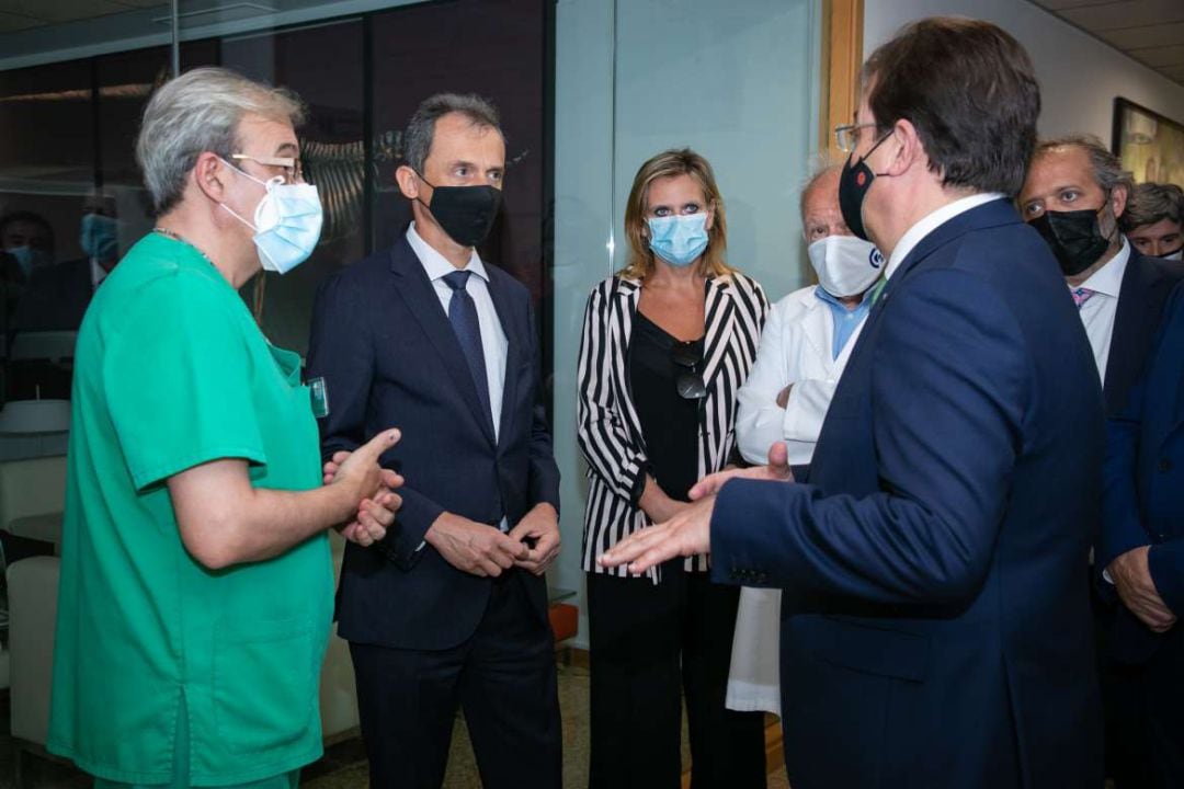 Pedro Duque y Guillermo Fernández Vara durante la visita al Centro de Cirugía de Mínima Invasión