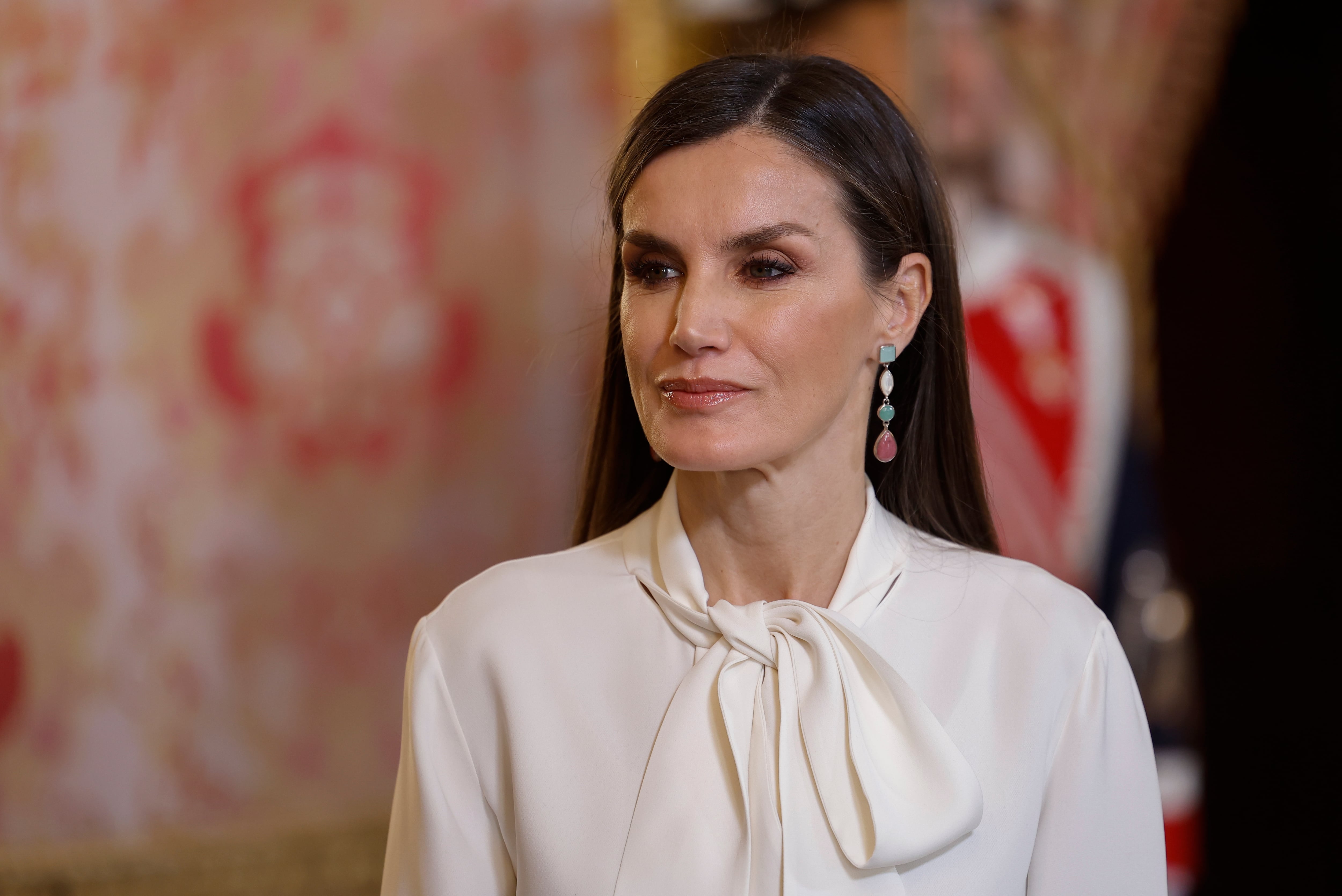 La reina Letizia ganó 12.000 euros de un décimo regalado por un compañero de profesión y esta cuantía fue donada a una ONG.