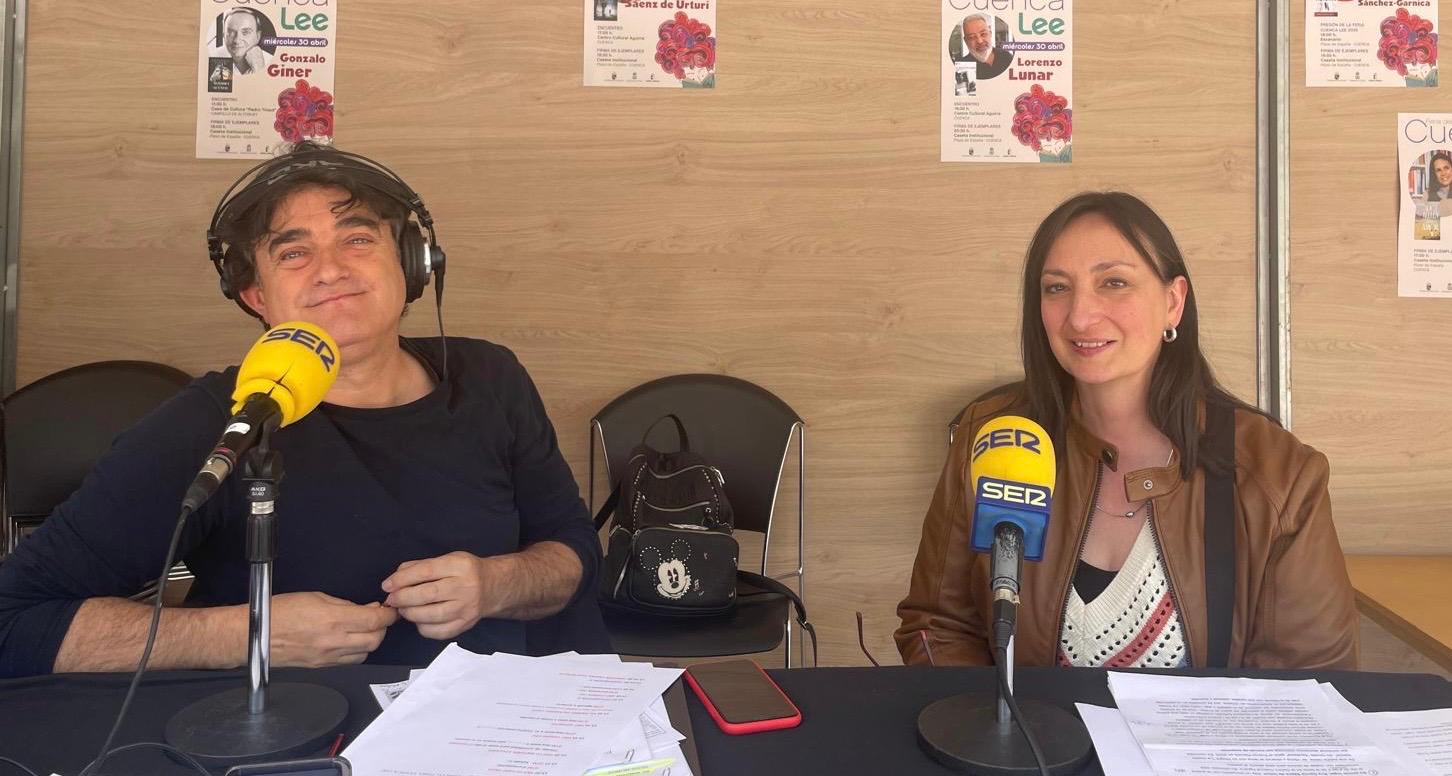 Paco Auñón (iq.), director y presentador de Hoy por Hoy Cuenca, junto a Olga Muñoz, coordinadora de las bibliotecas municipales de Cuenca.
